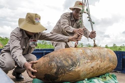 Xử lý 2 quả bom 'khủng' trong vườn nhà dân