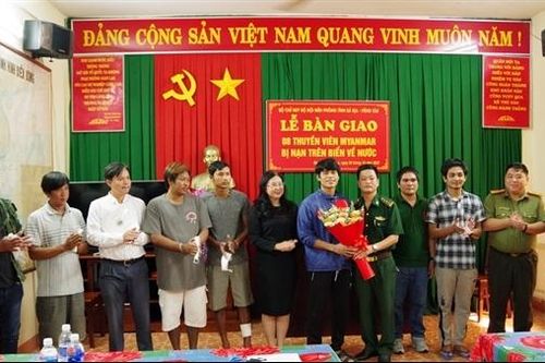 Bàn giao 8 ngư dân Myanmar bị nạn trên biển