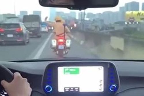 Đưa con đi cấp cứu, được CSGT dẫn qua đoạn đường tắc