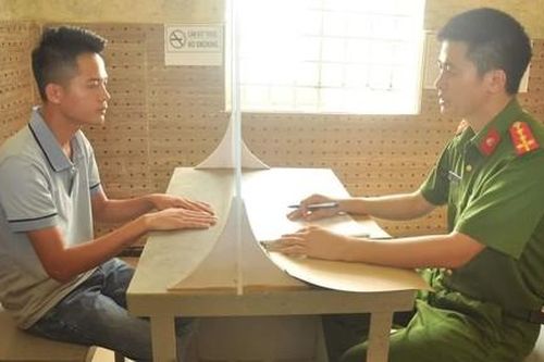 Tạm giữ đối tượng lao ô tô vào CSGT 'hất' lên nắp capo bỏ chạy