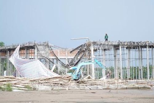 Sập giàn giáo trong lúc thi công nhà văn hóa, 1 công nhân tử vong