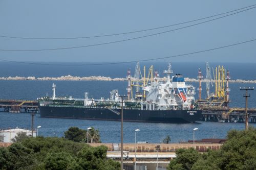 Politico: EU đồng ý áp đặt trần giá dầu Nga