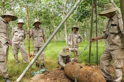 Phát hiện 2 quả bom nặng tổng 680 kg trong vườn cao su của người dân