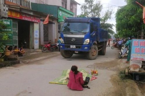 Đang đi bộ, người phụ nữ bị xe tải đâm tử vong