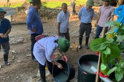 Nỗ lực xử lý môi trường, nước và phòng chống dịch bệnh ở tâm lũ Kỳ Sơn