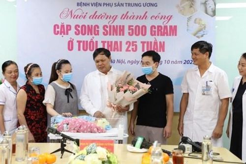 Nuôi dưỡng thành công cặp song sinh 500 gam ở tuổi thai 25 tuần