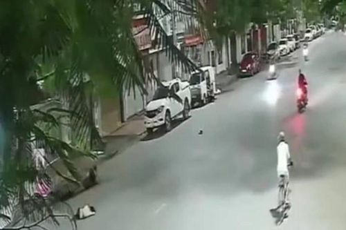Đứng chờ sang đường, người phụ nữ bị xe máy tông tử vong