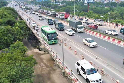Ô tô nối đuôi nhau vào làn xe máy trên cầu Thanh Trì