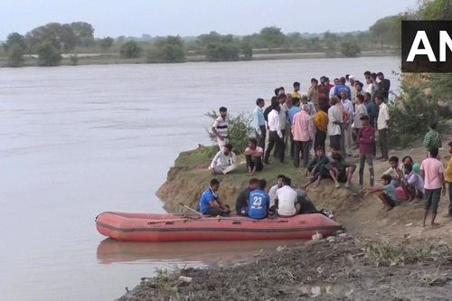Lũ quét cuốn trôi nhiều người trong nghi lễ tôn giáo ở Ấn Độ