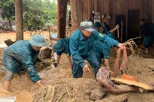 Dân quân Kỳ Sơn giúp dân sau lũ quét