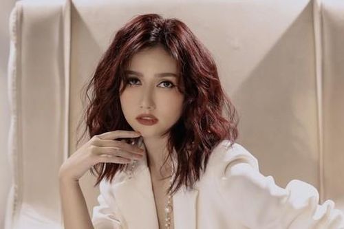 Nhiều tháng sau khi chia tay Đình Tú, Hương Giang liên tục để lộ tâm trạng buồn bã