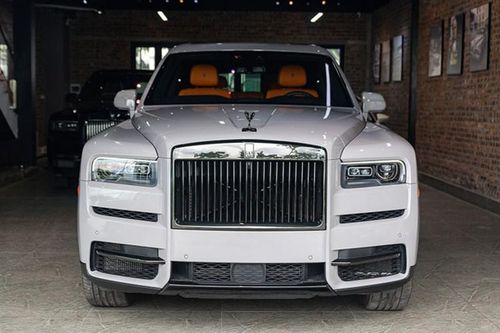 Cận cảnh Rolls-Royce Cullinan Black Badge 'màu độc', gần 40 tỷ ở Hà Nội