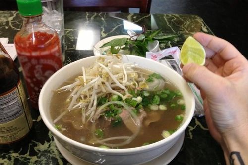 Thói quen vắt chanh vào bún phở đang nóng hổi hóa ra sai lầm