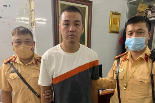 Mật phục bắt nóng đối tượng cướp điện thoại dưới mưa