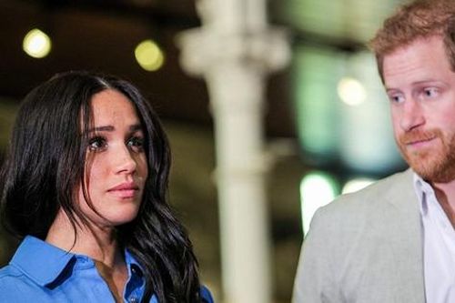 Harry - Meghan căng thẳng vì bộ phim nói xấu Hoàng gia Anh