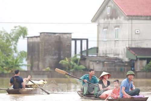 Nước lũ rút chậm, hàng nghìn hộ dân vùng hạ du ở Nghệ An vẫn bị cô lập