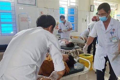 Hơn 20 người nhập viện sau vụ va chạm giữa xe tải và xe khách