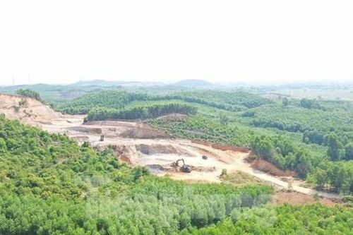 Vụ 'giam lỏng' phóng viên ở Quảng Ngãi: Đề nghị tạm ngừng khai thác ở mỏ đất Dông Cây Dừa