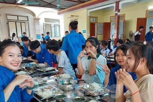 Ấm lòng những bữa cơm yêu thương tiếp sức học sinh vùng lũ