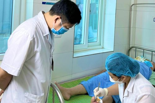 Người đàn ông suýt bị cụt chi vì tự ý đắp lá chữa lở loét
