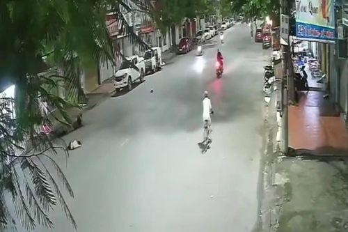 Đứng chờ sang đường, người phụ nữ bị xe máy tông tử vong