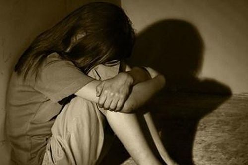 Tạm giữ gã cha dượng nhiều lần 'hiếp dâm' con gái riêng của vợ