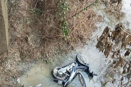 Rơi cả người lẫn xe máy xuống khe, người đàn ông tử vong