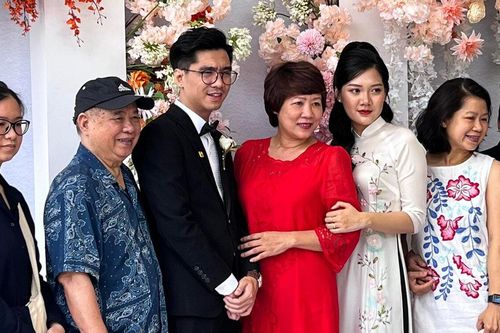 Ngay lúc này, PewPew đã trở thành 'chồng người ta', tất bật trong bộ đồ chú rể