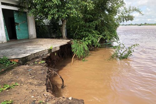 Sạt lở bờ bảo vệ khu dân cư phường Long Châu