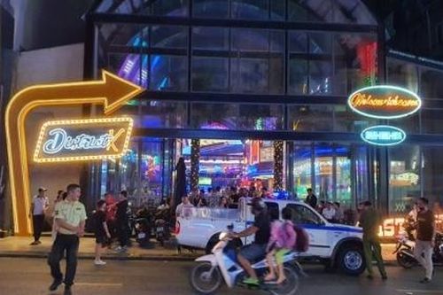 Bị đình chỉ vì vi phạm phòng cháy chữa cháy, nhà hàng District K vẫn rầm rộ đón hàng trăm thực khách