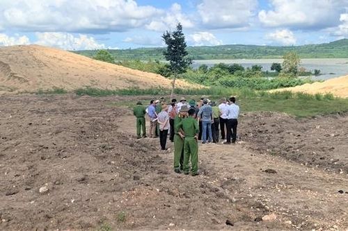 Kiểm tra thực tế 'núi cát' tập kết trái phép trong khu bảo tồn thiên nhiên Ea Sô