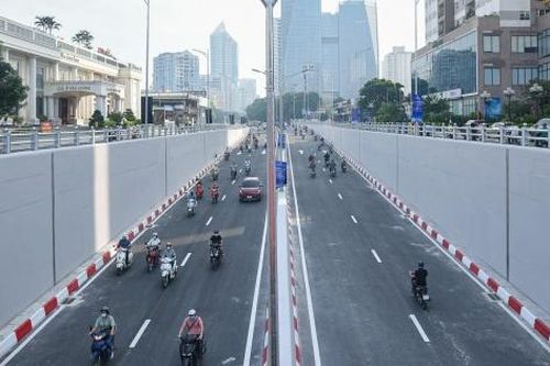 Giao thông thuận lợi tại nút giao hầm chui Lê Văn Lương