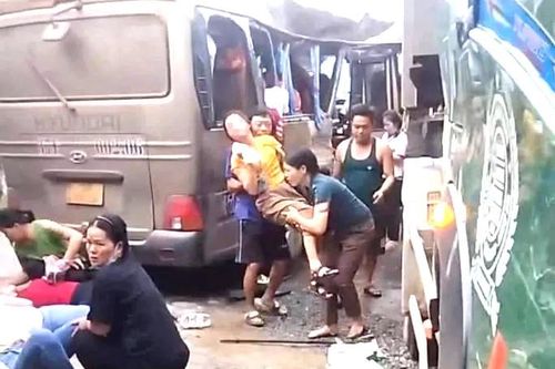 Xe chở công nhân va chạm với xe tải, gần 20 người bị thương
