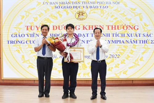 Hà Nội khen thưởng học sinh đoạt giải Á quân 'Đường lên đỉnh Olympia năm 2022'