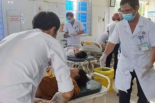 Nghệ An: Ô tô tải đâm xe khách chở hơn 20 công nhân, nhiều người nhập viện