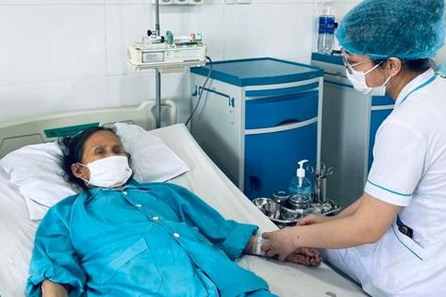 Cứu sống cụ bà 78 tuổi bị phình động mạch chủ bụng vỡ nguy kịch
