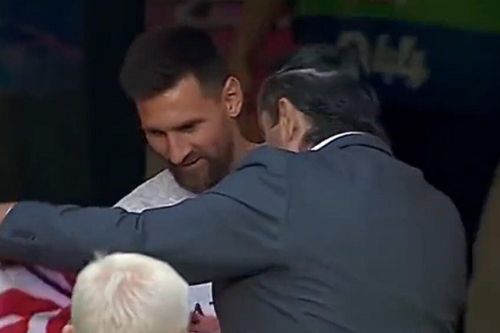 Huyền thoại Bồ Đào Nha xin chữ ký của Messi