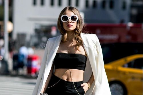 Nghỉ việc vì sếp không cho mặc áo croptop đi làm