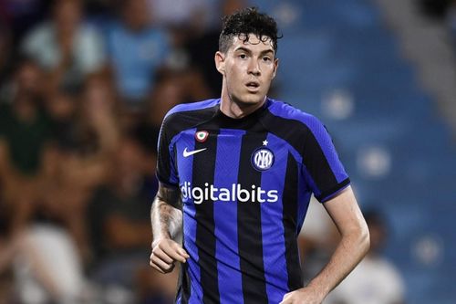 Trung vệ Inter bị cổ động viên Barca dọa giết