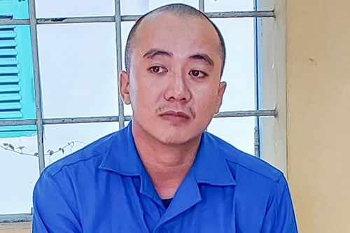 Nam thanh niên kề dao vào cổ phụ nữ để cướp dây chuyền