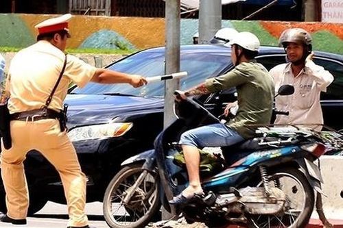 Nhóm trộm xe máy nhảy kênh bỏ trốn khi bị CSGT truy đuổi