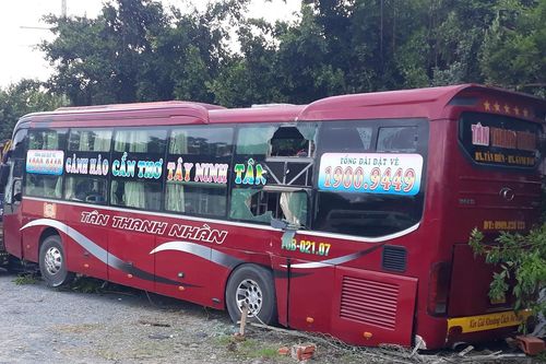 Ôtô giường nằm tông chết thanh niên đứng ven quốc lộ