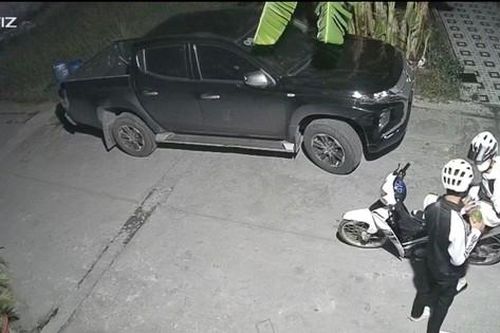 Bắt 2 đối tượng dùng xăng phóng hỏa đốt xe ô tô