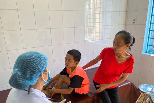 Tiếng khóc xé lòng của cháu bé bị bố tẩm xăng đốt chân