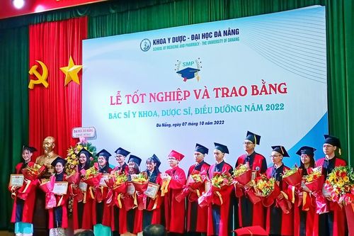 Sinh viên khoa Y Dược ĐH Đà Nẵng được tuyển dụng ngay sau lễ tốt nghiệp