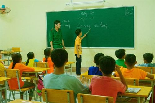 Lớp học 'đặc biệt' trên biên giới Long An