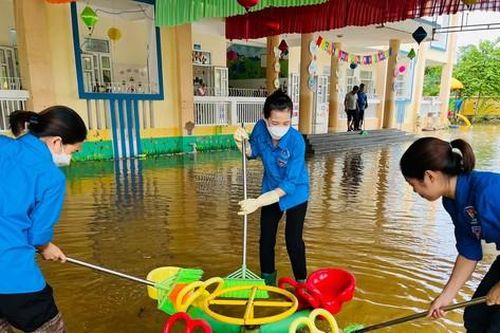 Thanh niên tình nguyện dọn trường, đường làng sau lũ