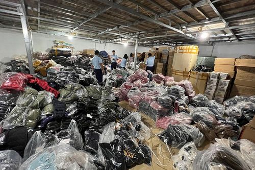 Phát hiện đủ mặt hàng nhái Adidas, Gucci trong tổng kho lớn nhất Tuyên Quang