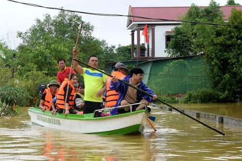 Con thuyền giúp người dân Thanh Chương vượt lũ miễn phí