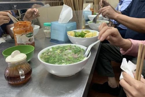 Chuyện 'vắt chanh vào thức ăn nóng' và phản pháo của người 'yêu phở'